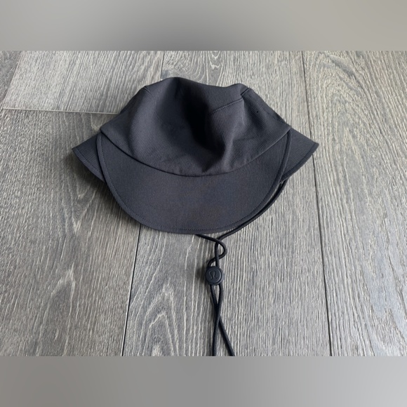 lululemon athletica Accessories - Lululemon Wide-Brim Bucket Hat with Strap in Black Size XS/S